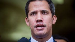 Contraloría venezolana prohíbe transacciones bancarias con Guaidó