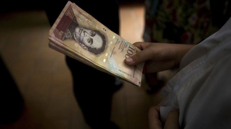 Venezuela inicia canje masivo de billetes de 100 bolívares