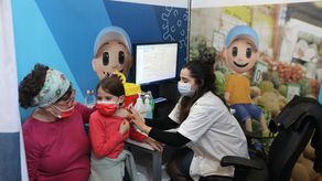 Una enfermera inyecta a una niña una primera inyección de la vacuna COVID-19 en Jerusalén, Israel.