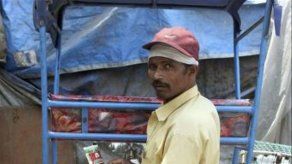 Ciclotaxistas de Nueva Delhi seguirán ganándose su pan