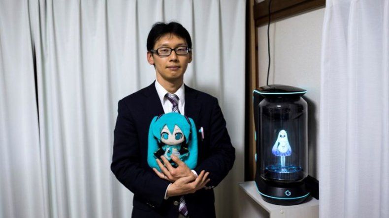 El hombre japonés que se casó con un holograma