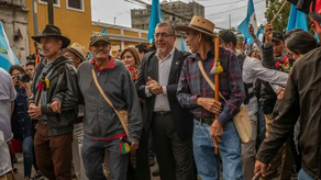 Guatemala. Presidente Bernardo Arévalo junto a simpatizantes&nbsp;