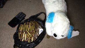 Policía de Guatemala detiene a mujer que escondía 71 municiones en un peluche