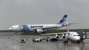 Egipto dice que encontró restos de avión desaparecido