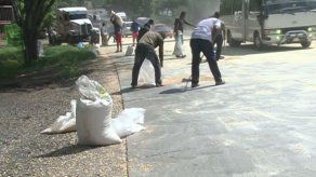 Camión riega maíz en la Vía Interamericana tras abrirse compartimento