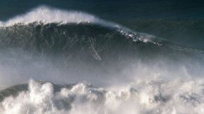 Brasileño impone récord mundial al montar ola de 24