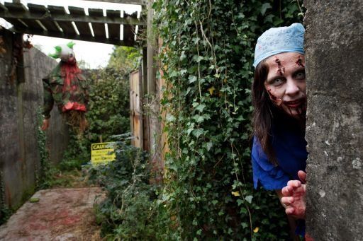 Video: En Reino Unido, carrera de obstáculos con zombies