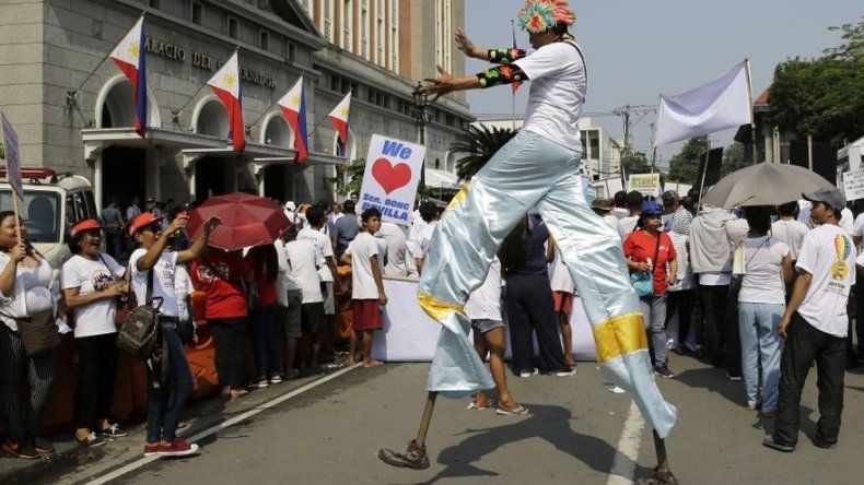 Aliados de Duterte renuncian para presentar candidaturas