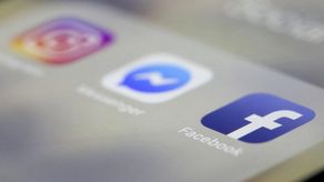 Los gobiernos en ambos lados del Atlántico quieren aprobar normas más estrictas para proteger a los usuarios de redes sociales, sobre todo los más jóvenes.