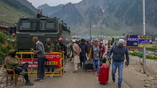 Los vehículos llevan peregrinos hindúes a Srinagar desde el campamento base de Baltal durante la peregrinación de Amarnath en Cachemira.