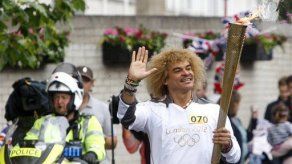 Carlos Pibe Valderrama porta la antorcha olímpica