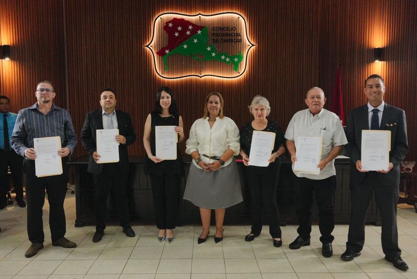 Extranjeros son juramentados como nuevos ciudadanos panameños.