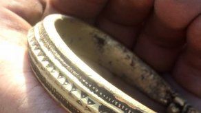 Aficionados encuentran piezas de oro vikingo en Dinamarca