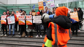 Miles de médicos inician este martes huelga de cuatro días en Inglaterra