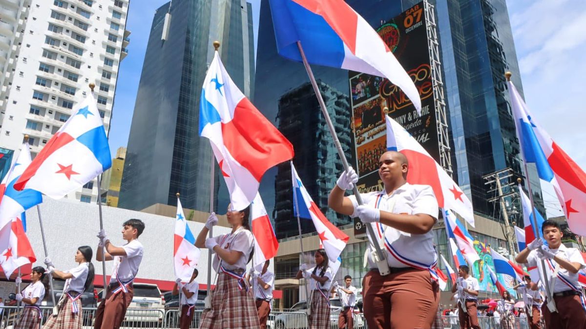 Uso de la bandera Nacional con lluvia Uso de la bandera Nacional con lluvia