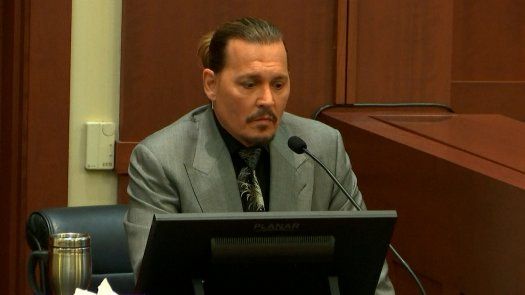 Depp dice que su exesposa le cortó un dedo al lanzarle una botella de vodka