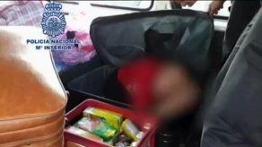 Dos inmigrantes intentan entrar en España ocultos en maletas
