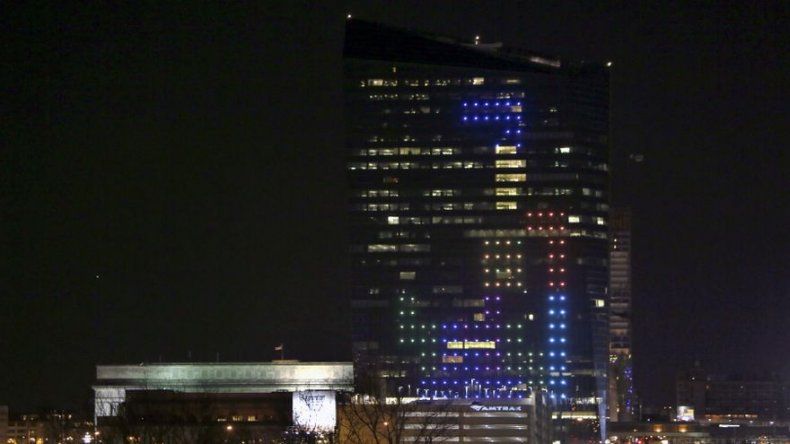 Juegan Tetris gigante en fachada de rascacielos