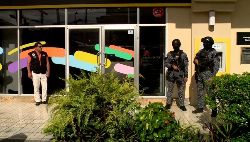 El subdirector de la Policía Nacional indicó que no hay heridos y se procederá hacer las investigaciones en conjunto con el Ministerio Público para dar con la captura de los otros tres delincuentes que lograron escapar.