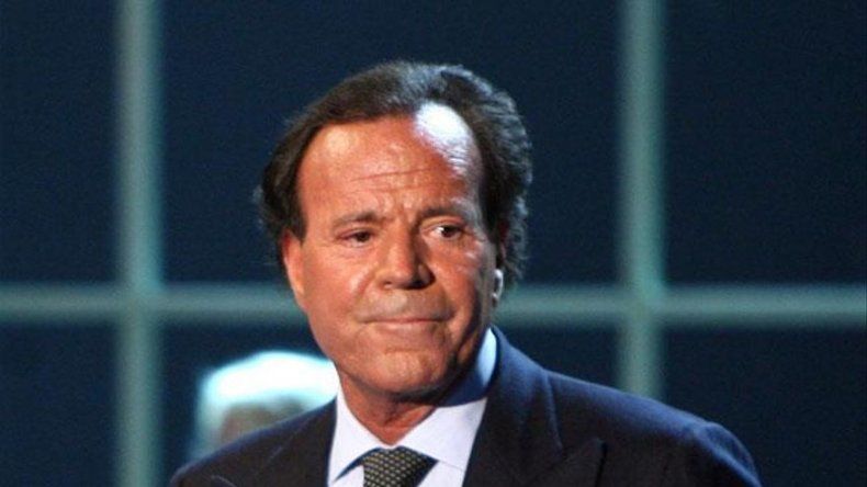 Julio Iglesias apunta a Pablo Alborán como su sucesor