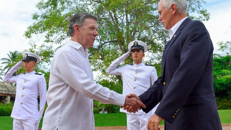 Santos pide a Pence que EEUU descarte una intervención militar en Venezuela