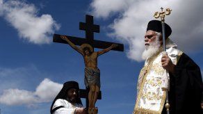 Iglesia griega apoya ley antirracista a pesar de reacciones de varios obispos