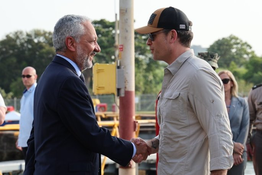 El secretario de Defensa de Estados Unidos visita a las esclusas de Miraflores del Canal de Panamá.