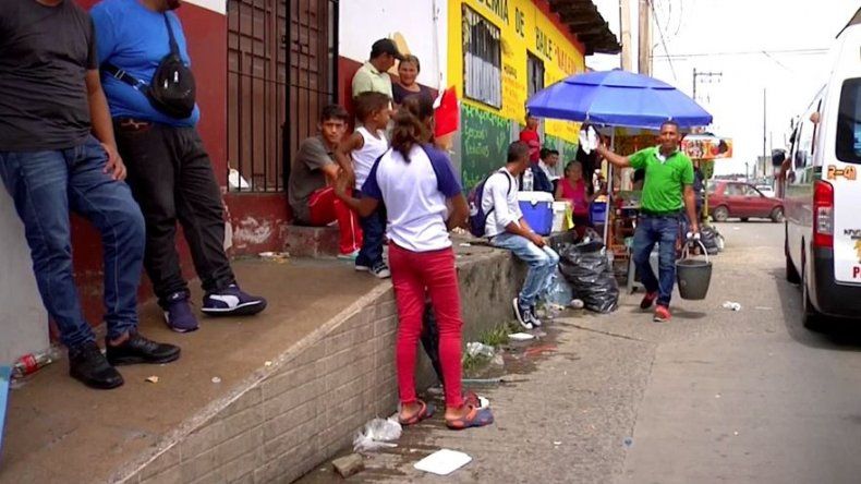 Migrantes buscan subsistir mientras aguardan regularización en México