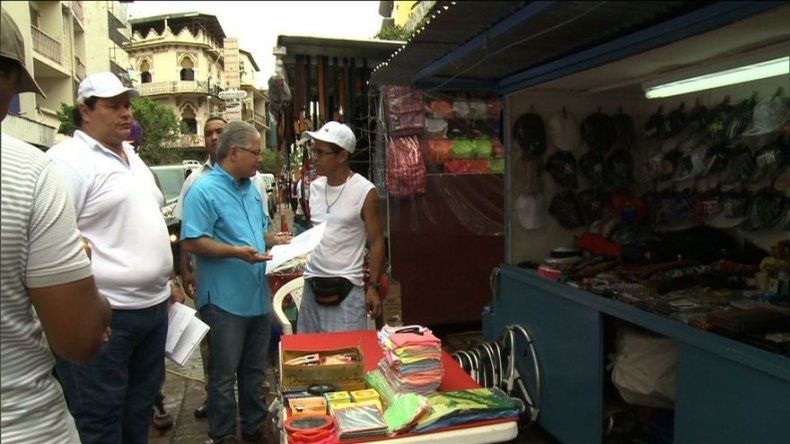 Alcalde conversa con buhoneros sobre renovación de avenida Peatonal