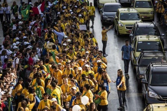 Entre protestas y ovaciones el Papa llega a Brasil