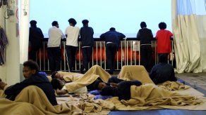 Migrantes torturados en Libia reciben primeros auxilios en barco ambulancia de MSF