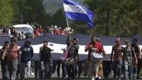 Migrantes hondureños cruzan frontera con Guatemala