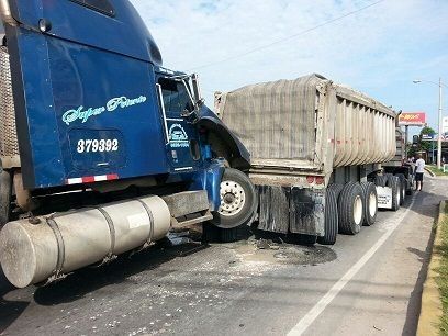 Choque entre dos articulados provoca gran congestionamiento en Penonomé
