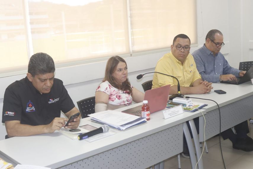 Avanza reunión entre MEDUCA y docentes en mesa de seguimiento