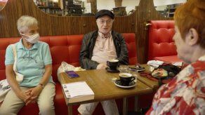 Francia y Bélgica recuperan pequeños placeres y algo de normalidad