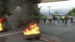 Moradores de Nueva Providencia en Colón cierran en Vía Transístmica