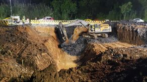 Vistas generales de los trabajos de reparación en la vía Panamericana.