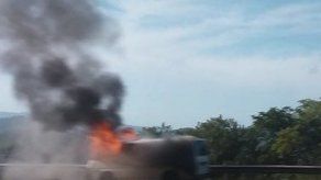 Auto se incendia en Loma Campana
