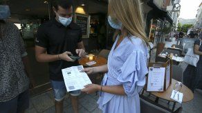 El Gobierno de Francia, por su parte, apuesta por acelerar el llamado certificado sanitario, que sería obligatorio para acceder a la mayor parte de los lugares públicos.