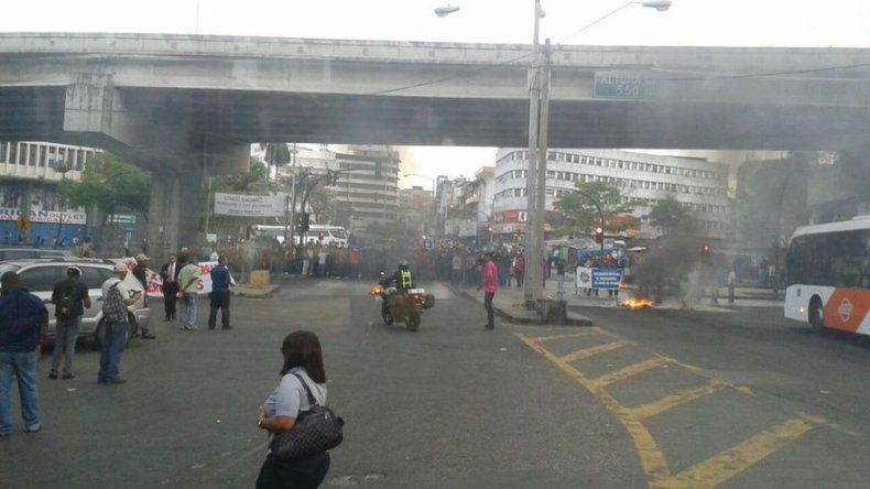 Trabajadores de la ACP realizan protesta en la 5 de Mayo