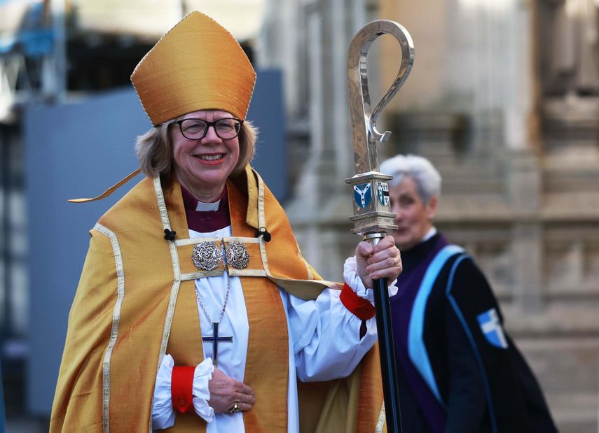 Sarah Mullally se despide tras su instalación como arzobispo de Canterbury en la Catedral de Canterbury.