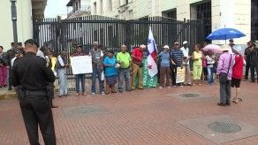 Jubilados piden aumento de B/. 50 y marchan hasta la Presidencia