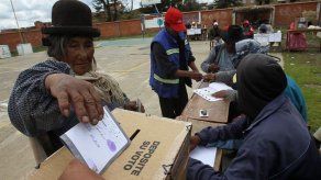 Comienzan a cerrar mesas de votación en referendo boliviano