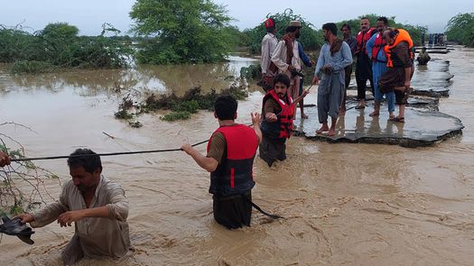 El helicóptero participaba de los esfuerzos de ayuda en Baluchistán, donde las lluvias y las inundaciones repentinas han matado a casi 150 personas desde junio.