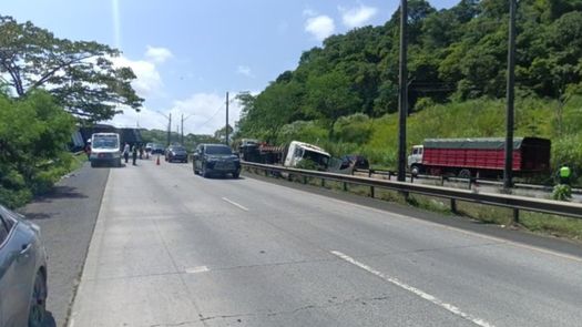 MiBus reporta demoras por accidente en la vía centenario. MiBus reporta demoras por accidente en la vía centenario.
