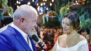 Expresidente de Brasil Lula da Silva junto a su esposa Rosangela Silva.