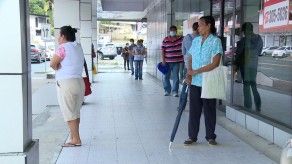 Jubiladas molestas por largas filas al momento de cobrar