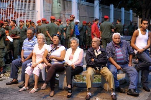 Algunos retrasos en apertura de colegios electorales en Venezuela