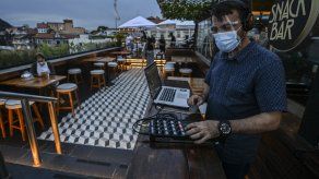 De acuerdo con el Decreto, en los restaurantes y bares con terrazas el personal de atención al cliente estará obligado a utilizar de forma permanente la mascarilla y pantalla facial.