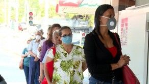 Ciudadanos tratan de adaptarse a nuevo método para realizar las compras